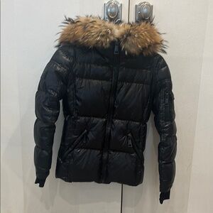 Stylish Black Puffer Jacket with Faux Fur Hood